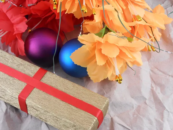 Bloemen, kerstballen en golden cadeau box, kerstversiering — Stockfoto