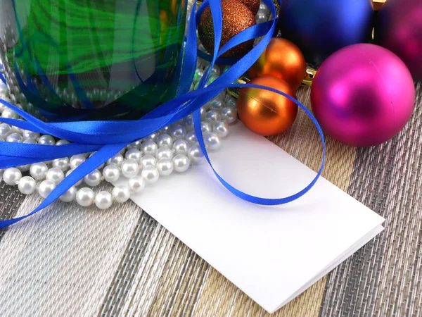 Vino y Perlas, juego de bolas de Navidad y tarjeta vacía — Foto de Stock