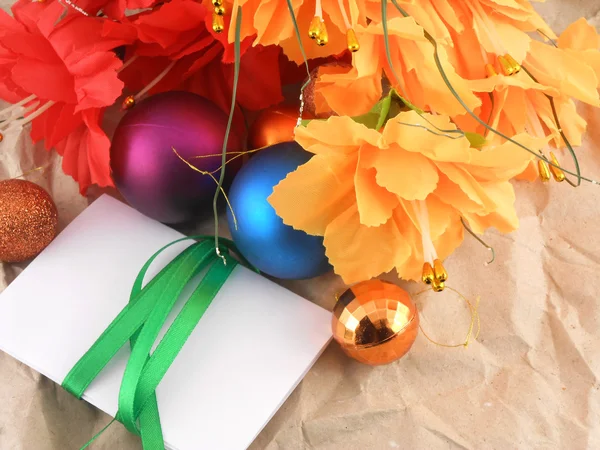 Fiori, palline di Natale e biglietto d'invito bianco, addobbi natalizi — Foto Stock