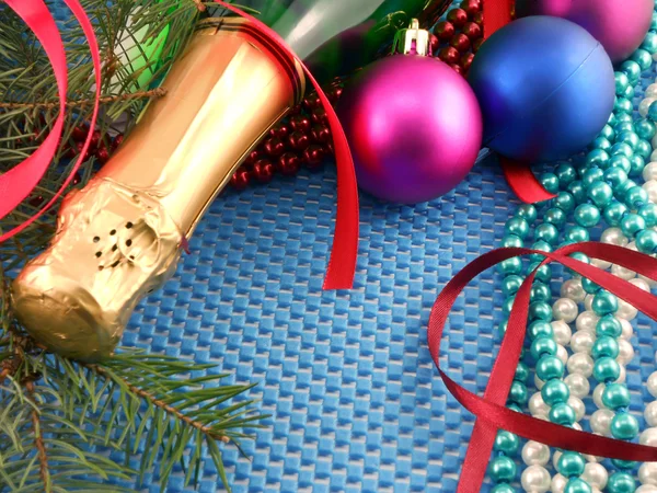 Bellissimi ornamenti, champagne, perle e palle come decorazione di Capodanno — Foto Stock