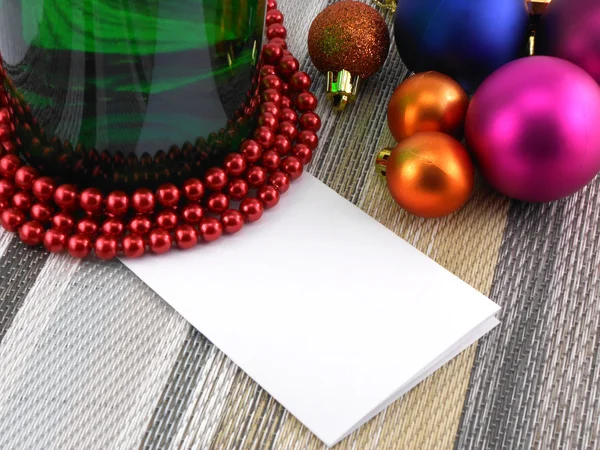 Κρασί και μαργαριτάρια, Χριστούγεννα μπάλες ορισμός και άδειο κάρτα — Φωτογραφία Αρχείου