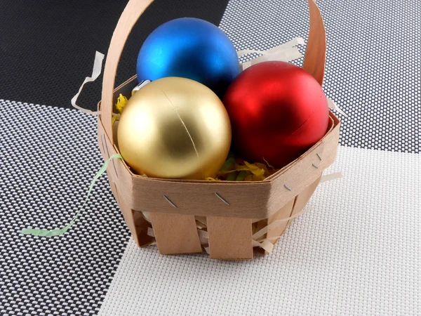 Christmas bollar i korgen — Stockfoto