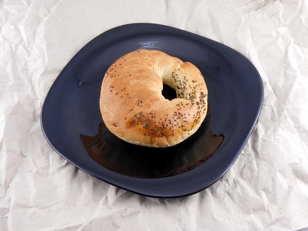Eve ekmek, pasta siyah plaka üzerinde — Stok fotoğraf