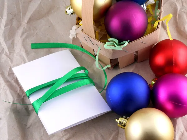 Nieuwjaar en Kerstmis feest, ballen en uitnodiging kaart — Stockfoto