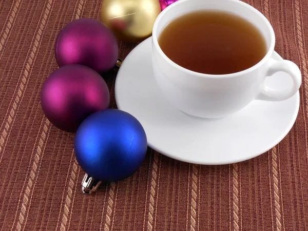 Чашка белого чая и рождественские безделушки, праздничная концепция — стоковое фото