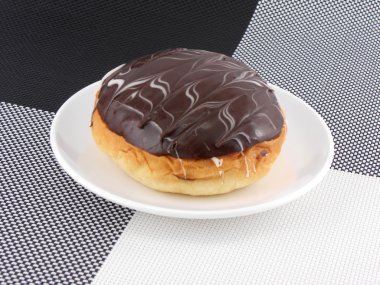 Beyaz tabakta çikolatalı pasta.