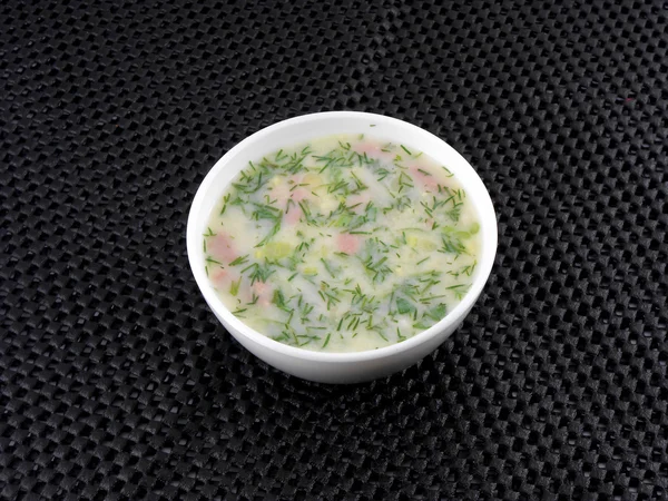 Sopa de verduras frías rusas sobre la base de yogur (leche agria) - okroshka —  Fotos de Stock