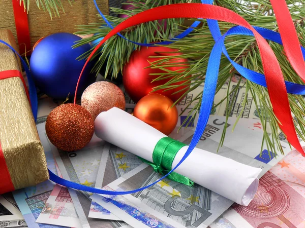 Dekorerad julgran med pengar, traditionella holiday nyårskort — Stockfoto