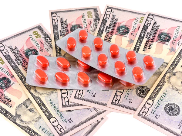 Pilules médicales sur le billet de banque dollars comme symbole pour les coûts élevés — Photo