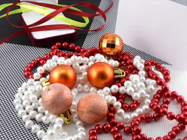 Boule de Noël et perles sur une assiette, carte de vacances du nouvel an — Photo