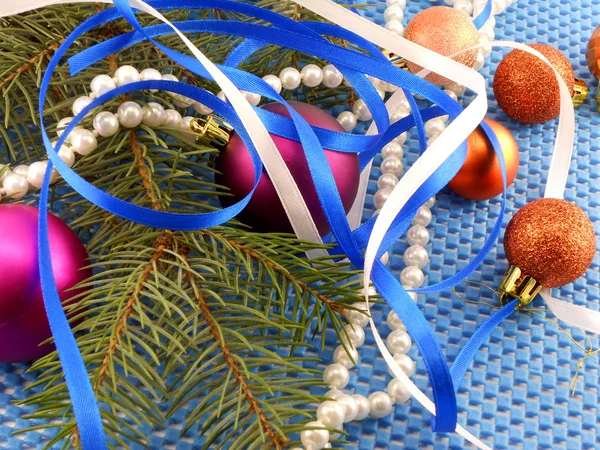 Праздничная концепция: подарки, жемчуг, ветка дерева и рождественский бал — стоковое фото
