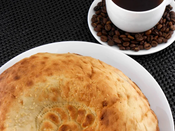 Coffee cup and beans, sweet cakes — Stock Photo, Image