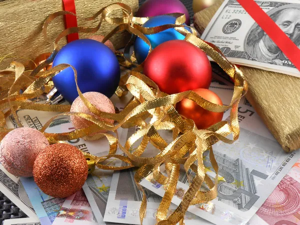 Jul presentförpackning med julgranskulor och pengar — Stockfoto