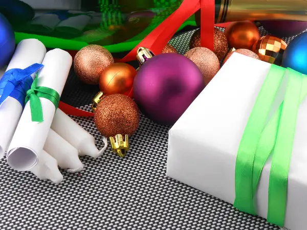 Vánoční dárková krabice s dekorací — Stock fotografie