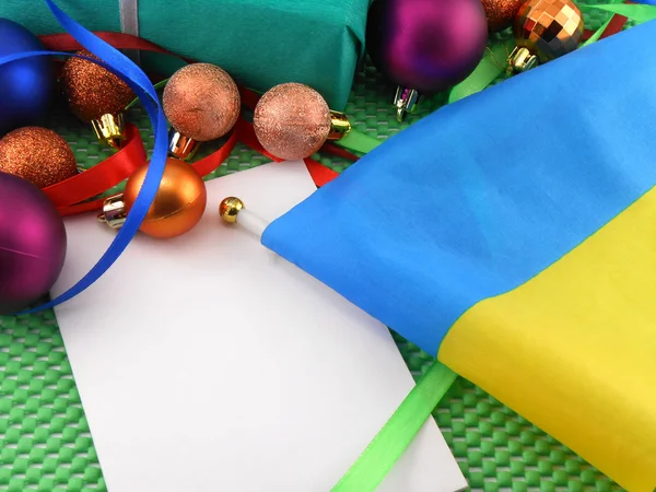 Bandera de Ucrania con decoración de Navidad, tarjeta de año nuevo — Foto de Stock
