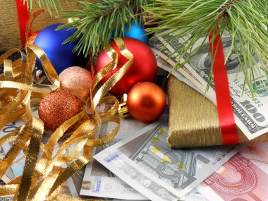 Noel ağacı, geleneksel yeni yıl tebrik kartı para ile dekore edilmiş
