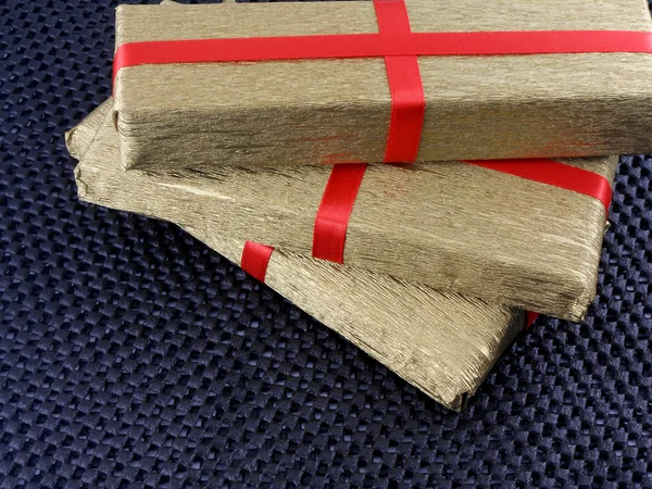 Golden cadeau doos met rood lint, concept vakantie — Stockfoto