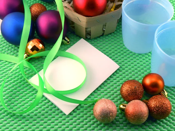 Vánoční koule na zeleném pozadí, novoroční výzdoba — Stock fotografie