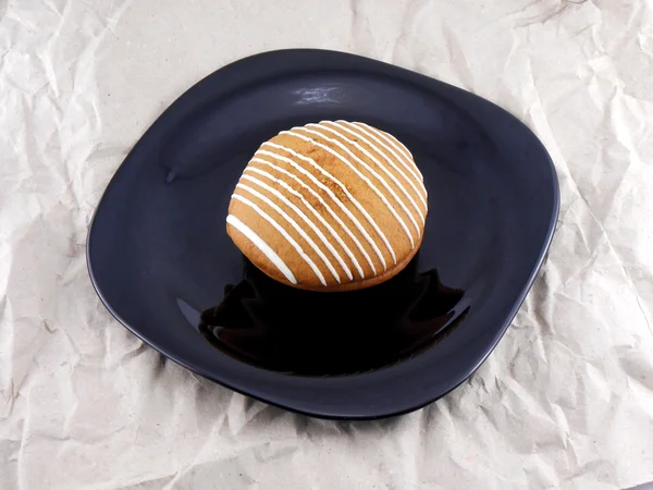 Home bakery, cake on black plate — Stock Photo, Image