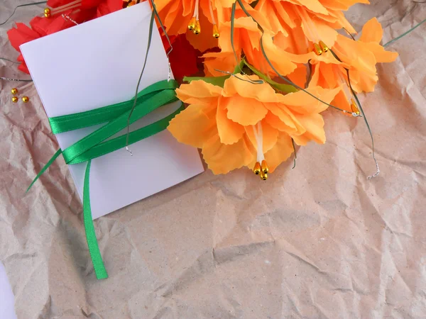 Flores, bolas de Navidad y tarjeta de invitación blanca, decoraciones de Navidad — Foto de Stock