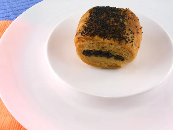 Torta tradizionale di semi di papavero su piatto bianco — Foto Stock