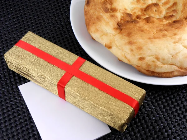 Tatlı kurabiye ve kırmızı kurdele ile altın hediye kutusu — Stok fotoğraf