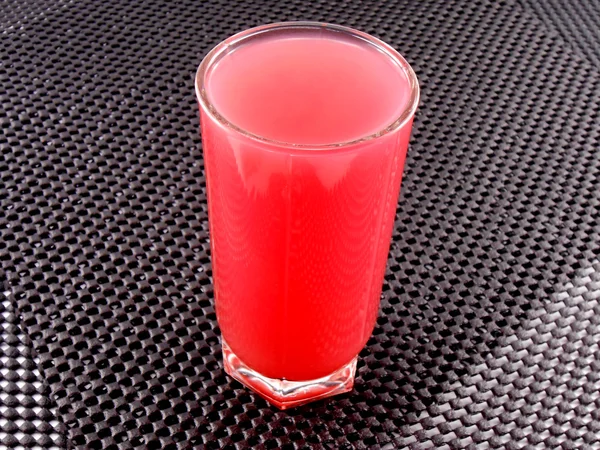 Кислый вишневый сок в стакане — стоковое фото