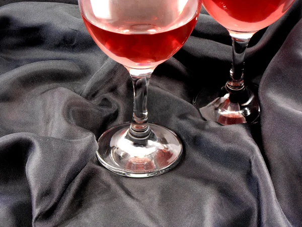 Rode wijn in glazen op zwarte achtergrond close-up — Stockfoto