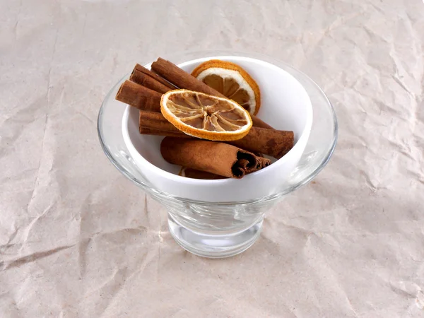 Kopp med citron och kanel bark — Stockfoto