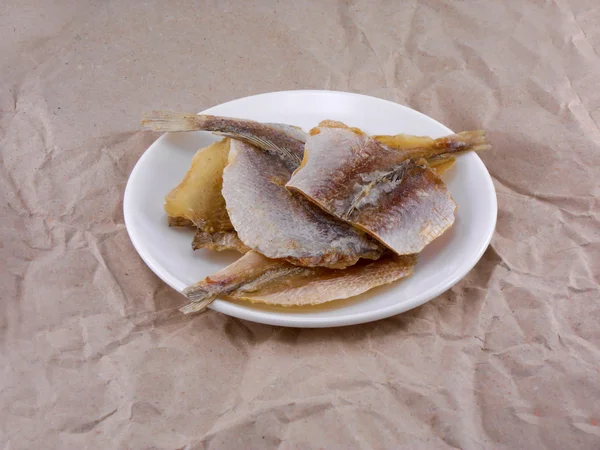 Mar brema peixe em um prato branco — Fotografia de Stock