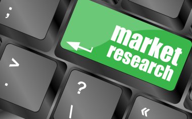 Laptop klavyesinde piyasa araştırma metni olan anahtar, iş konsepti