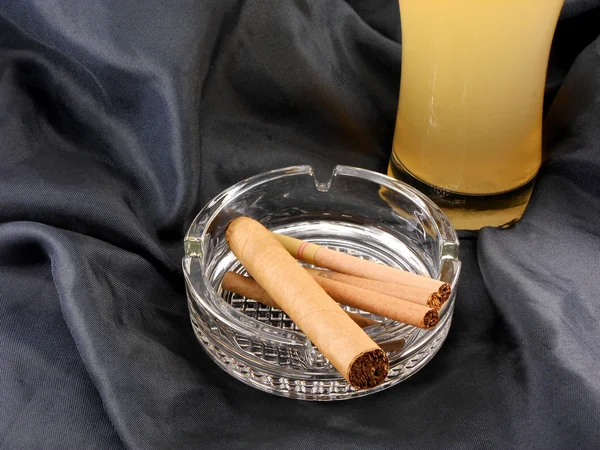 Cigare cubain et tasse de bière — Photo
