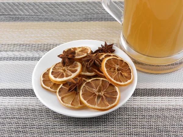 Taza de cerveza con canela y limón en plato blanco —  Fotos de Stock