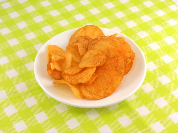 Patatas fritas cayendo en el plato blanco — Foto de Stock