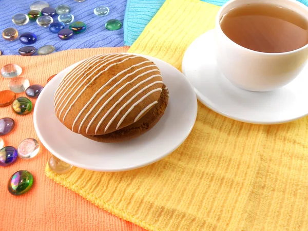 Ontbijt met taart en kopje thee (koffie) en stenen set — Stockfoto