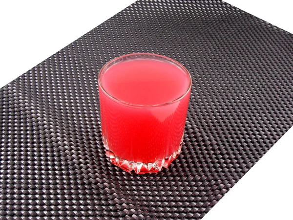 Jus de cerise frais dans un verre sur fond noir — Photo