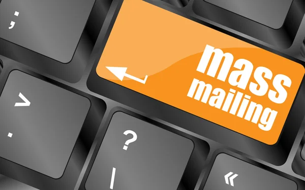 Marketingkonzept: Computertastatur mit Word Mass Mailing — Stockfoto