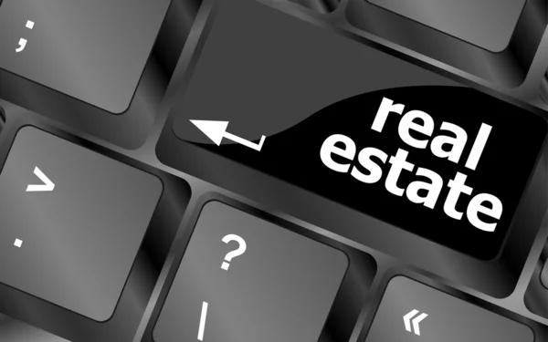 Concepto de bienes raíces. tecla de acceso rápido en el teclado de la computadora con palabras inmobiliarias — Foto de Stock