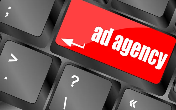 Концепция рекламы: компьютерная клавиатура со словом Ad Agency — стоковое фото