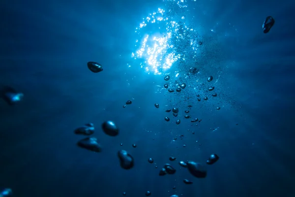 Unterwasserszene mit Sonnenlicht und Blasen lizenzfreie Stockfotos