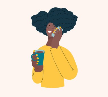 İnsanlar portre çiziyor, telefonla konuşuyorlar.