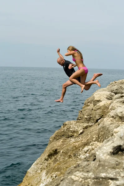 Hoppa från en klippa — Stockfoto