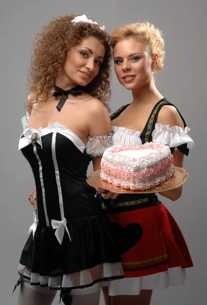 Dwie dziewczyny i tort — Zdjęcie stockowe