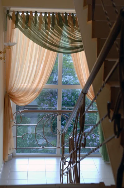 Schody i okna — Zdjęcie stockowe