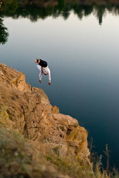 Mężczyzna skacze z klifu — Zdjęcie stockowe