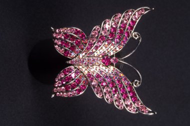 bir kelebek şeklinde broş