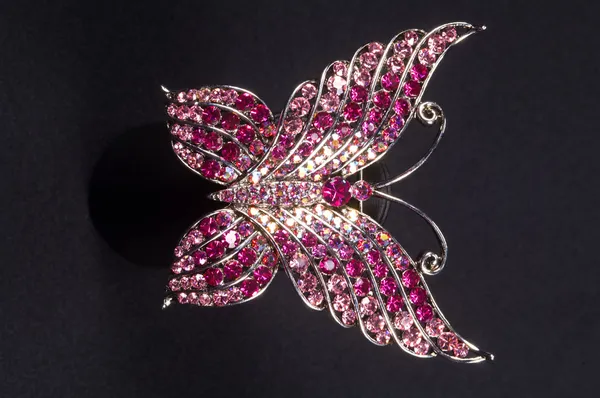 bir kelebek şeklinde broş