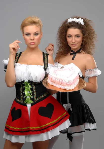 两个女孩和一个蛋糕 — 图库照片