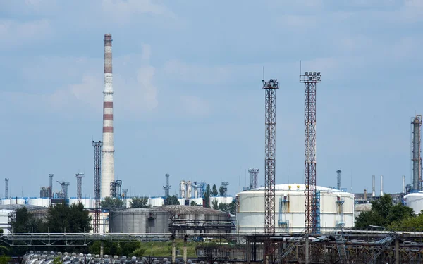 Equipamento de refinação de petróleo — Fotografia de Stock