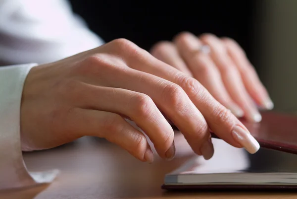 Vrouw de hand — Stockfoto